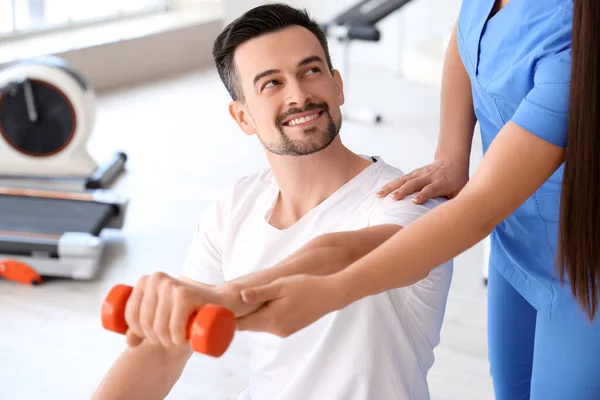 Young Man Training Dumbbell Physiotherapist Rehabilitation Center — Stock Photo, Image