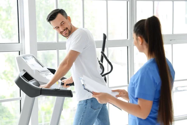 Female Physiotherapist Working Young Man Treadmill Rehabilitation Center — Stock Photo, Image