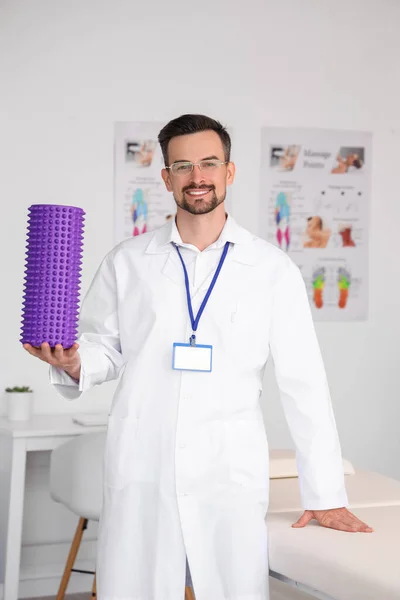 Männlicher Physiotherapeut Mit Schaumstoffwalze Reha Zentrum — Stockfoto