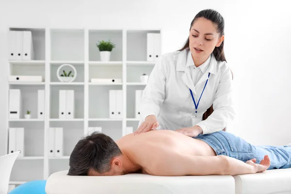 Female Physiotherapist Working Young Man Couch Rehabilitation Center — Stock Photo, Image