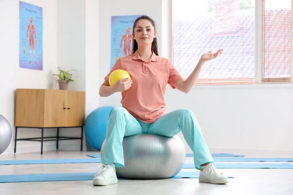 Female Physiotherapist Ball Rehabilitation Center — Stock Photo, Image