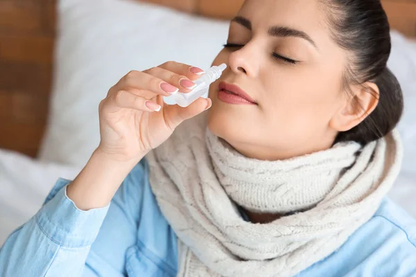 寝室で鼻滴を持つ病気の若い女性 クローズアップ — ストック写真