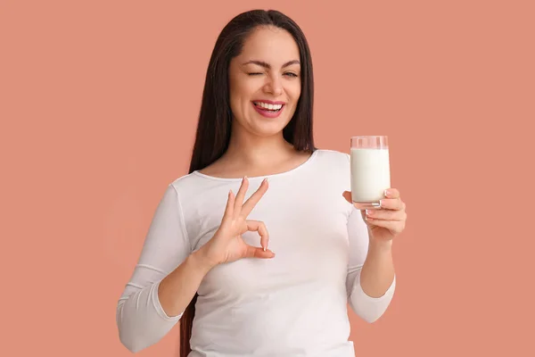 Vacker Ung Kvinna Med Glas Mjölk Visar Beige Bakgrund — Stockfoto