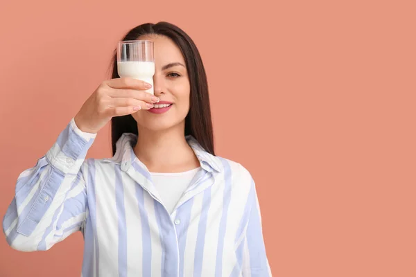 Schöne Junge Frau Mit Einem Glas Milch Auf Beigem Hintergrund — Stockfoto