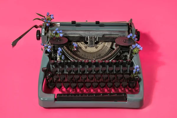Máquina Escribir Vintage Con Flores Azules Sobre Fondo Rosa — Foto de Stock