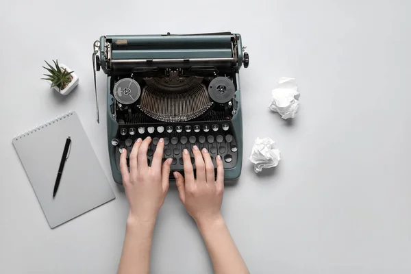 Vrouw Typen Typemachine Met Notebook Kamerplant Verfrommeld Papier Witte Achtergrond — Stockfoto