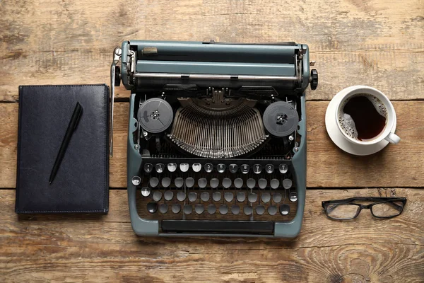 Vintage Schrijfmachine Met Kopje Koffie Notebook Bril Bruine Houten Ondergrond — Stockfoto
