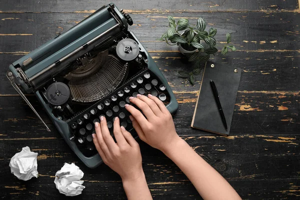 Vrouw Typend Schrijfmachine Met Schrift Pen Verfrommeld Papier Donkere Houten — Stockfoto
