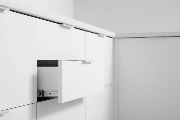 Weiße Arbeitsplatten Mit Schubladen Heller Küche — Stockfoto