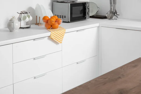 Putih Counter Dengan Makanan Dan Peralatan Dapur Ringan — Stok Foto