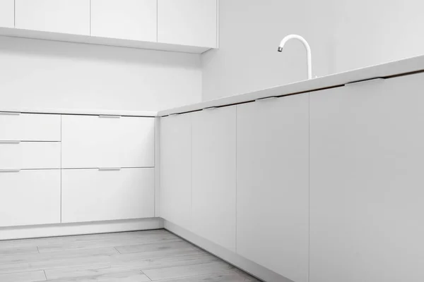 Interior Dari Dapur Ringan Dengan Laci Putih Dan Tenggelam — Stok Foto