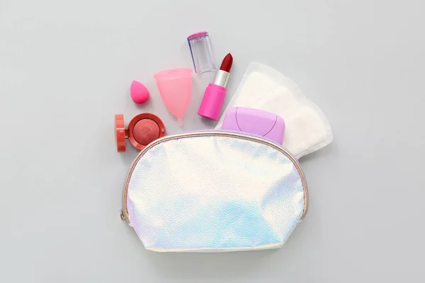 Lady Kosmetiktasche Mit Make Und Hygieneprodukten Auf Grauem Hintergrund — Stockfoto