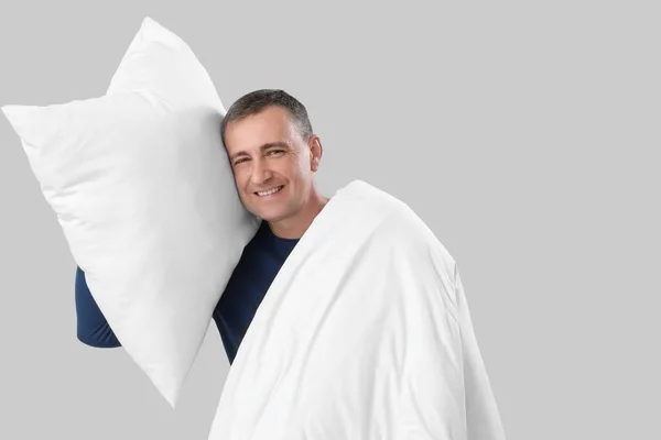Gri Arka Planda Yumuşak Yastıklı Battaniyeli Olgun Bir Adam — Stok fotoğraf