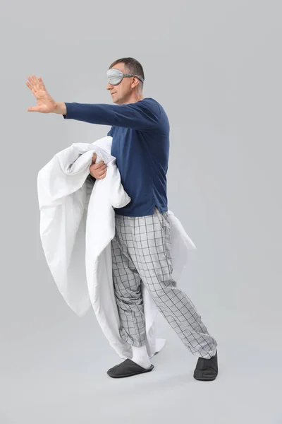 Зрелый Мужчина Маске Сна Мягким Одеялом Сером Фоне — стоковое фото