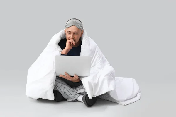 Volwassen Man Met Zachte Deken Met Behulp Van Laptop Grijze — Stockfoto