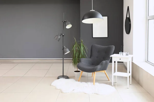 Interiör Moderna Vardagsrum Med Svart Fåtölj Och Lampa — Stockfoto