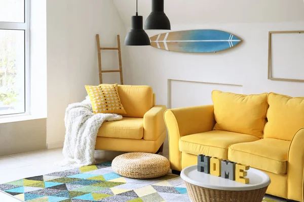 노란색 안락의자와 소파가 거실의 — 스톡 사진