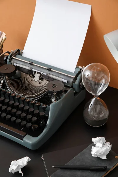 Máquina Escrever Vintage Com Ampulheta Cadernos Mesa Preta Perto Parede — Fotografia de Stock