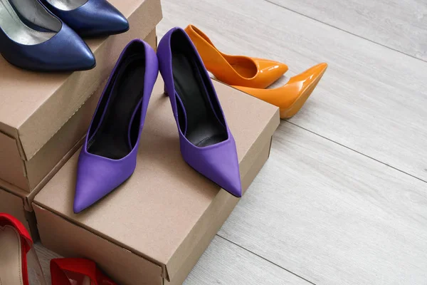 Caixas Papelão Com Diferentes Sapatos Coloridos Salto Alto Fundo Madeira — Fotografia de Stock