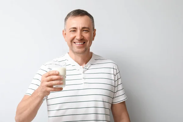 Gammal Man Med Glas Mjölk Vit Bakgrund — Stockfoto