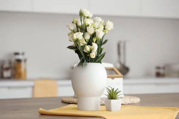 Váza Růžemi Šťavnaté Stole Lehké Kuchyni — Stock fotografie