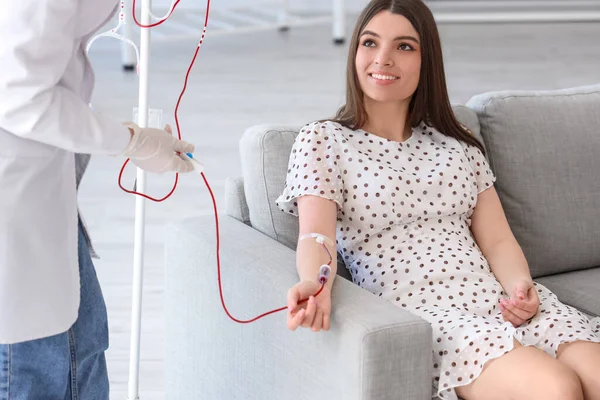 Mujer Joven Donando Sangre Clínica —  Fotos de Stock