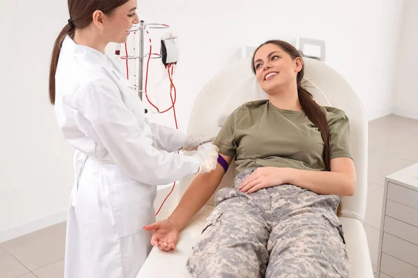 Médico Preparando Soldado Femenino Para Transfusión Sangre Clínica —  Fotos de Stock