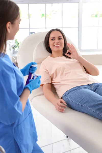 Female Blood Donor Showing Clinic — Stock Photo, Image