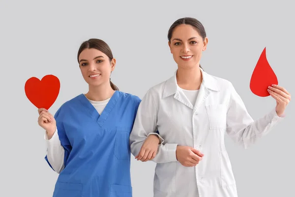 Médecin Féminin Avec Infirmière Tenant Coeur Papier Goutte Sang Sur — Photo