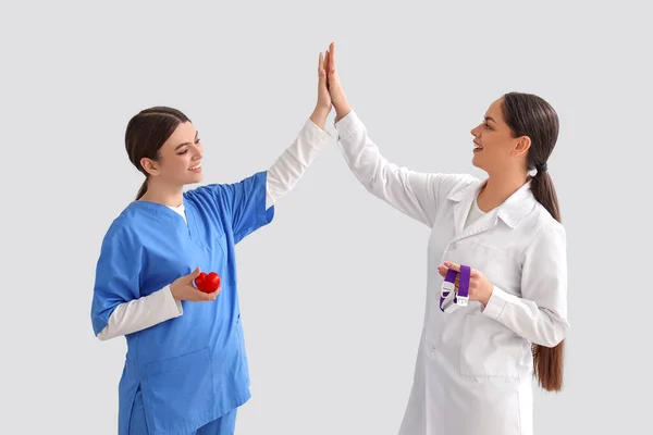 Vrouwelijke Verpleegkundige Arts Met Riem Voor Bloedtransfusie Waardoor Elkaar High — Stockfoto