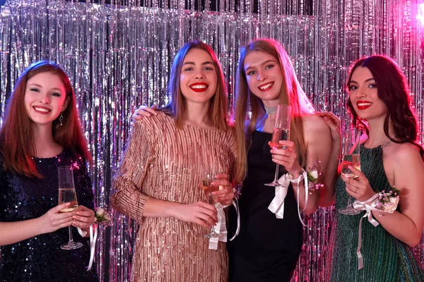 Giovani Donne Che Bevono Champagne Sera Del Ballo — Foto Stock