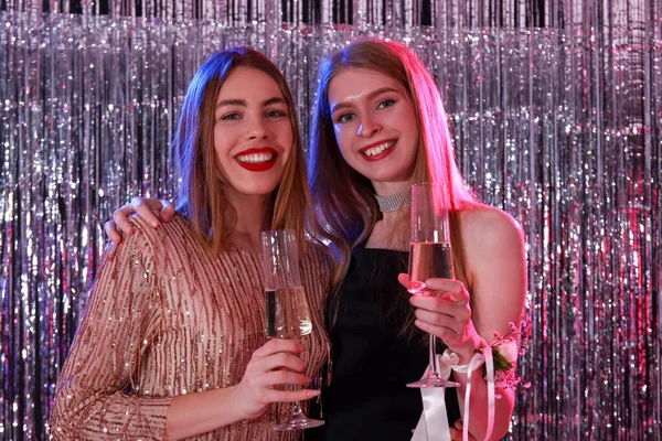 Junge Frauen Trinken Champagner Abschlussball Nahaufnahme — Stockfoto