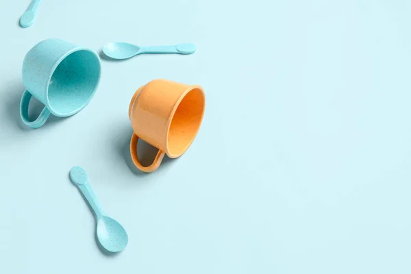 Diverse Tazze Colorate Con Cucchiai Sfondo Blu Festa Dei Bambini — Foto Stock