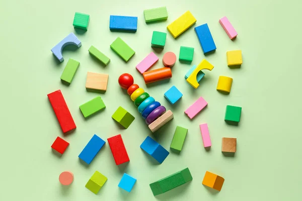 木制玩具金字塔 绿色背景的彩色方块 儿童节庆祝活动 — 图库照片