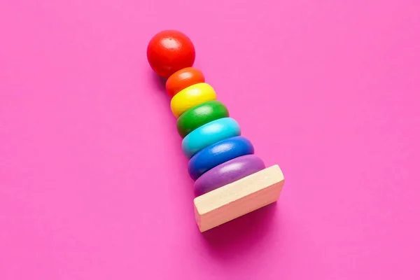 粉色背景的木制彩色玩具金字塔 儿童节庆祝活动 — 图库照片