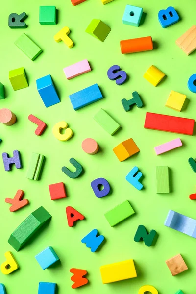 Holzbuchstaben Mit Bunten Blöcken Auf Grünem Hintergrund Kindertagsfeier — Stockfoto