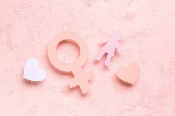 性別シンボルの女性と心と女性の姿オングランジピンクの背景 — ストック写真