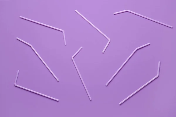 Pajitas Plástico Lila Sobre Fondo Púrpura —  Fotos de Stock
