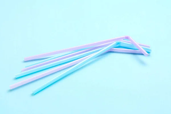 Mavi Arkaplanda Farklı Plastik Pipetler — Stok fotoğraf