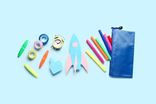 纸制火箭 装有铅笔盒和蓝色背景的不同文具 — 图库照片