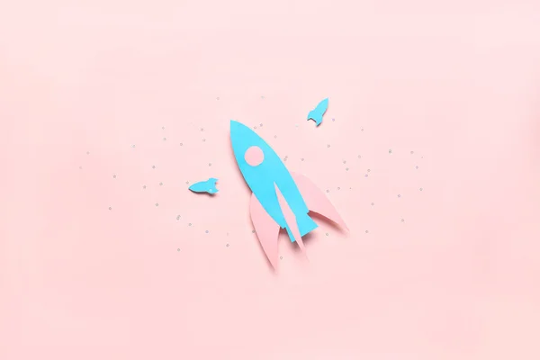 Blauwe Papieren Raketten Roze Achtergrond — Stockfoto