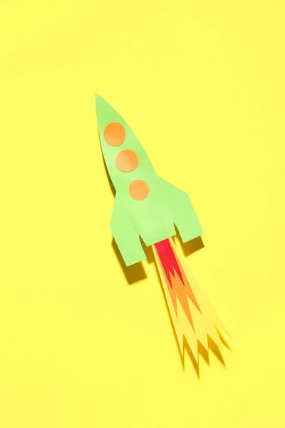 Sarı Zemin Üzerinde Yeşil Kağıt Roket — Stok fotoğraf