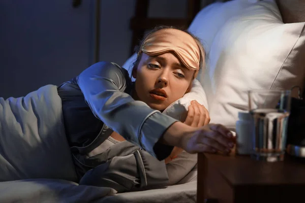 Wanita Muda Minum Pil Tempat Tidur Malam Hari — Stok Foto