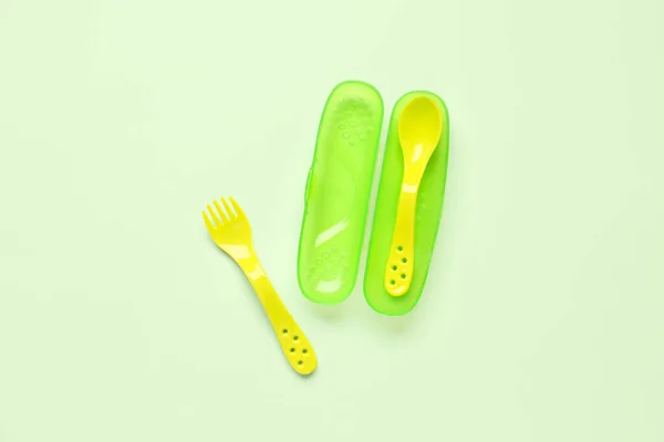 Žluté Jídelní Potřeby Pro Dítě Světle Zeleném Pozadí — Stock fotografie