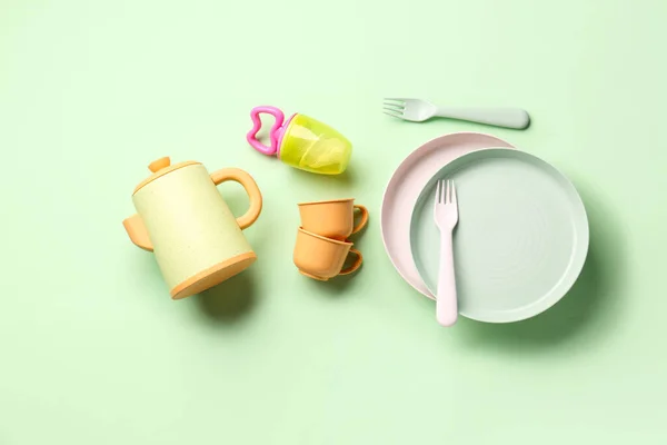 Diversi Utensili Alimentari Bambino Sfondo Verde Pallido — Foto Stock