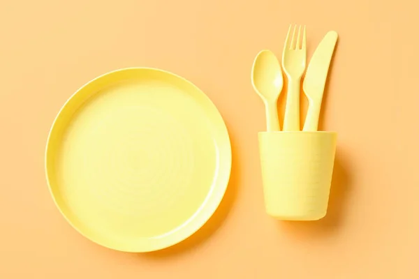 薄いオレンジの背景に赤ちゃんのためのさまざまな食べ物器具 — ストック写真