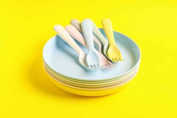 Πολλά Πιάτα Πιρούνια Για Μωρό Κίτρινο Φόντο — Φωτογραφία Αρχείου