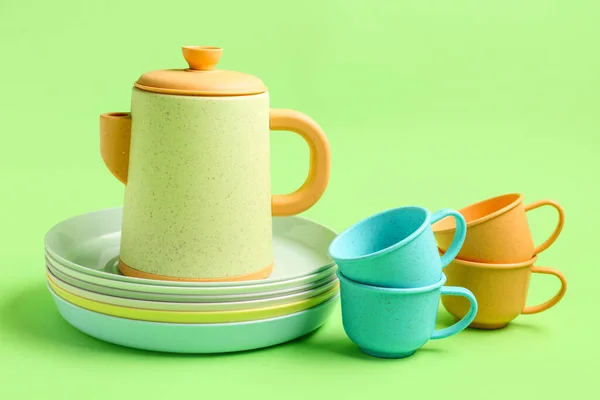 Чайник Чашками Тарілками Дитини Зеленому Фоні — стокове фото