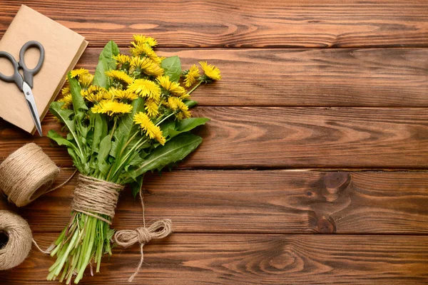 Kytice Krásných Pampeliška Květiny Lano Nůžky Kniha Dřevěném Pozadí — Stock fotografie