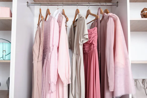 Mezuniyet Balosu Için Güzel Elbiseler Mağazada Asılı Duruyor — Stok fotoğraf